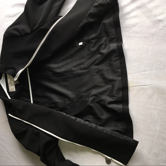 Classic  Doncaster piece! Sharp looking blazer. - Picture 8 of 8